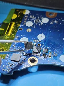 Réparation d’un court-circuit sur une carte mère de PC gamer