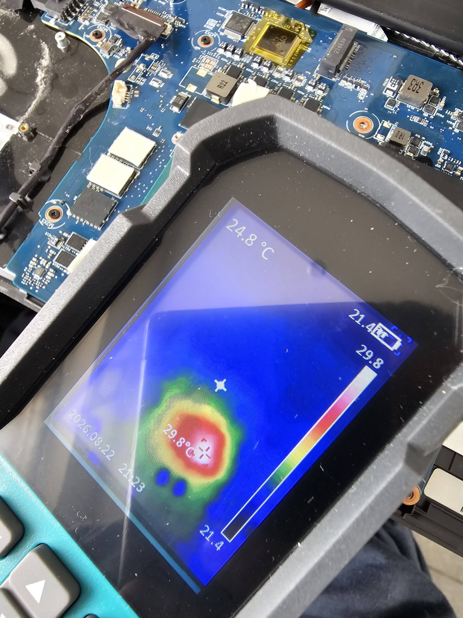 Caméra thermique utilisée pour localiser le point chaud sur la carte mère du PC portable MSI